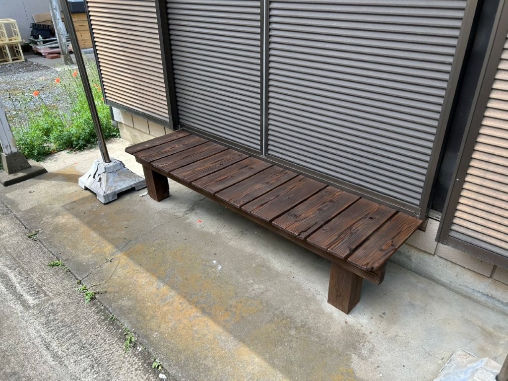 塗装後にリフレッシュされた木製縁台|濃いブラウンで仕上げた施工後の様子(埼玉県春日部市)