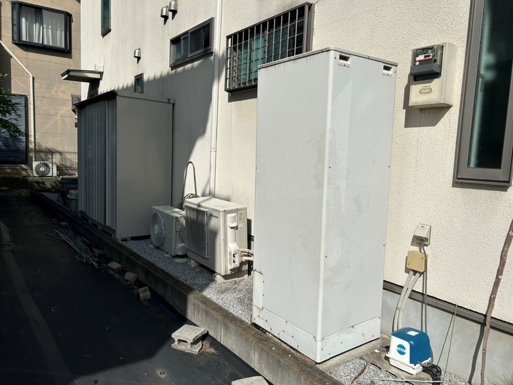 埼玉県久喜市の戸建て住宅で、エコキュートが設置された施工前の様子。貯湯タンクとヒートポンプユニットが並び、オール電化仕様の給湯システムが稼働している状態。