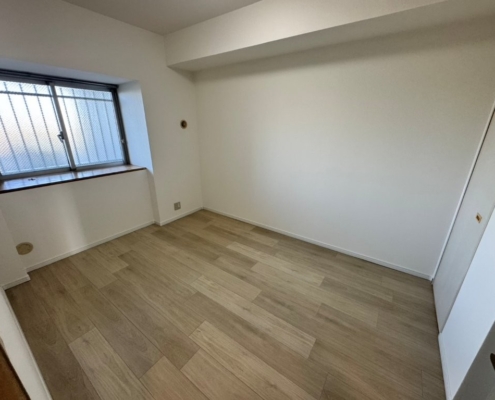 埼玉県加須市のマンション内装リフォーム施工後の室内。フロアタイルとクロス張替えにより明るく清潔感のある空間に改善