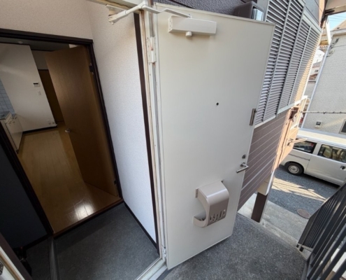 埼玉県幸手市の賃貸アパート共用廊下側玄関ドア シート施工後 美観が回復した状態