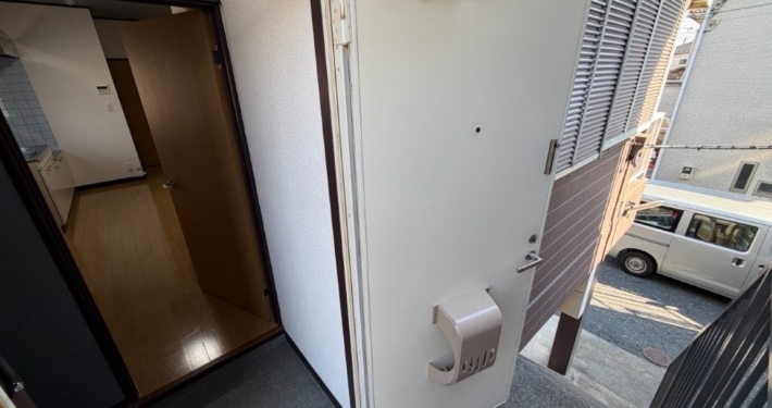 埼玉県幸手市の賃貸アパート共用廊下側玄関ドア シート施工後 美観が回復した状態