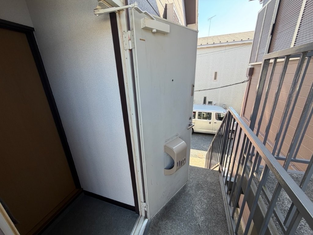 埼玉県幸手市の賃貸アパート共用廊下側玄関スチールドア 施工前 色褪せと汚れが見られる状態