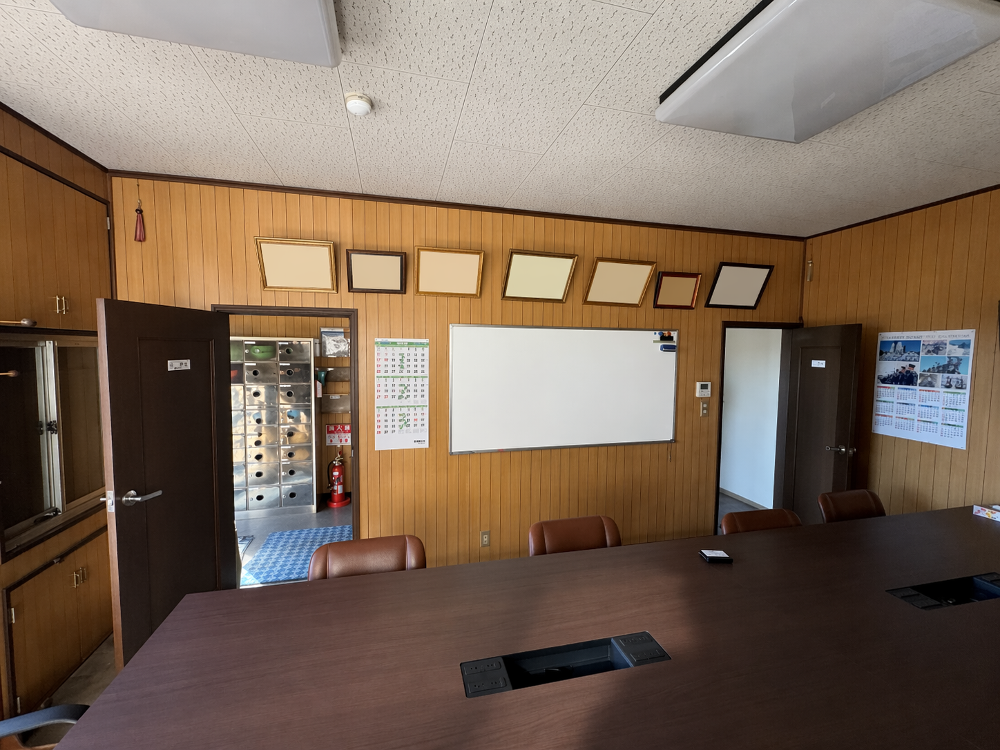 茨城県古河市の事務所会議室における施工前の壁面とホワイトボード側の様子 内装に古さが見られる状態