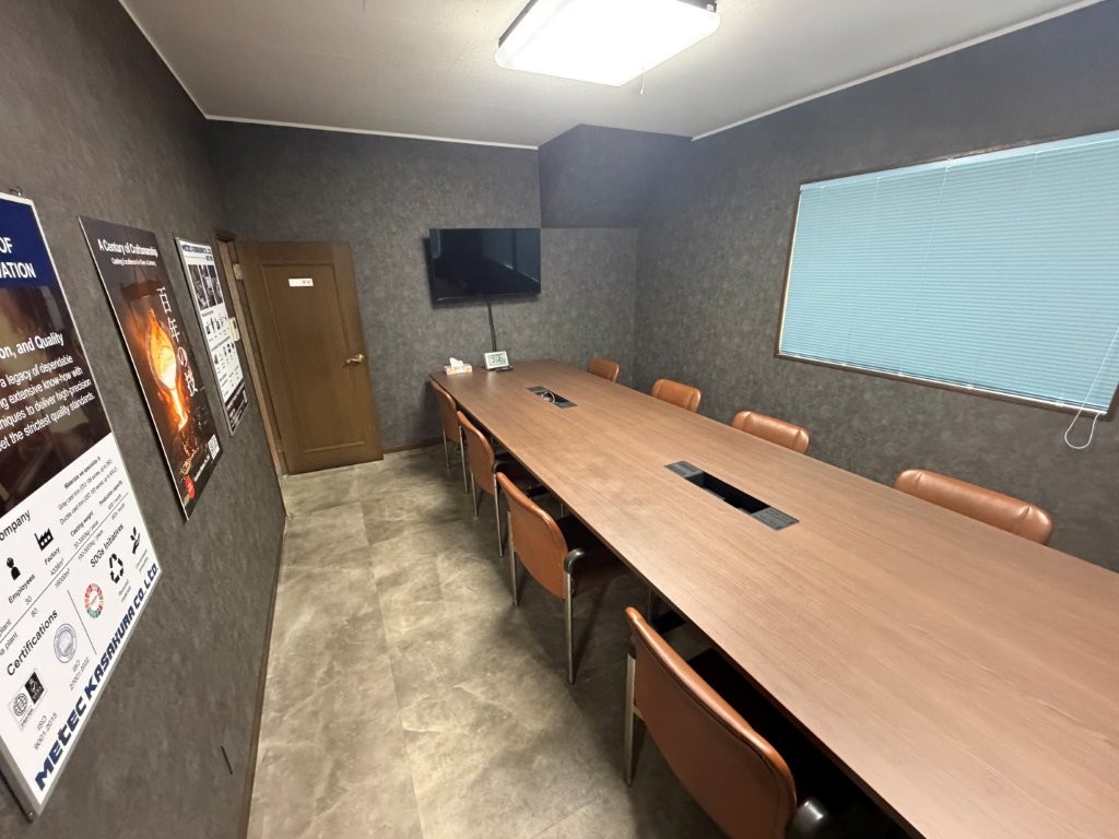 古河市の会社事務所で行った会議室クロス張替え後の室内全景 来客対応にも適した空間へ改善