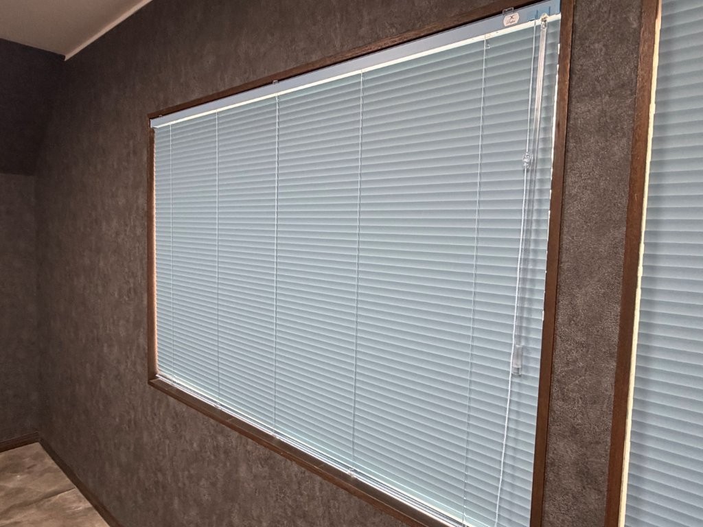 茨城県古河市の事務所会議室におけるブラインド交換後の窓まわりの様子 統一感のある仕上がり