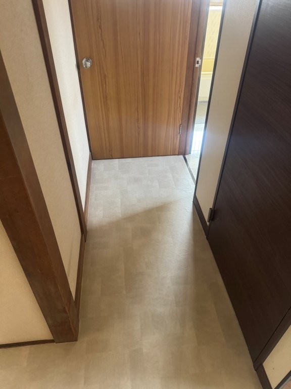 古河市 戸建て住宅 床リフォーム後 玄関から廊下まで一体感ある仕上がり