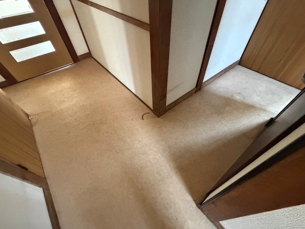 古河市 戸建て住宅 玄関床張替前 劣化した床と汚れが目立つ施工前状態