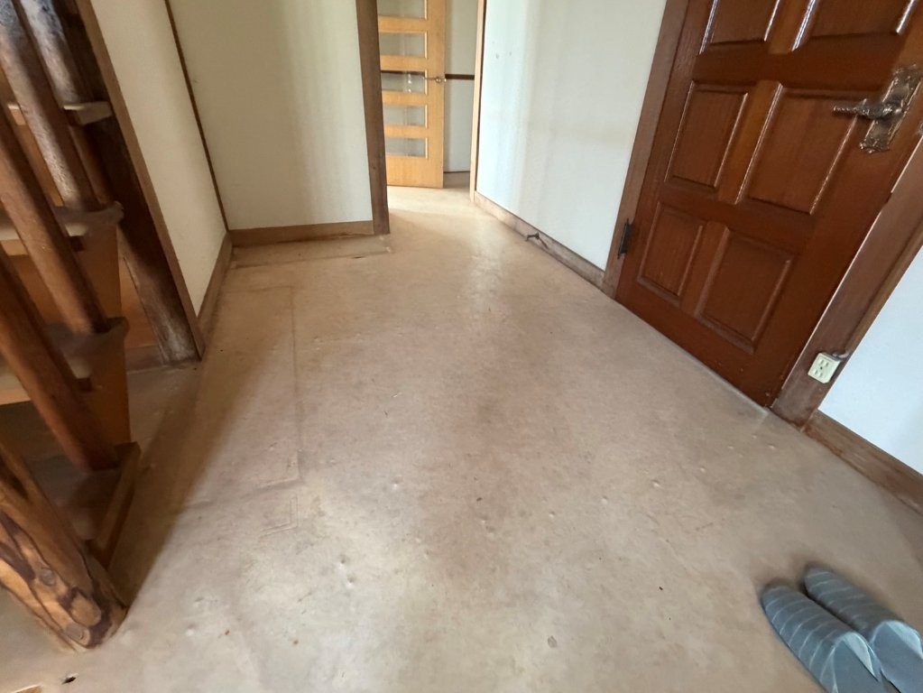 古河市 廊下床張替前 古い床材と補修跡が見られる状態