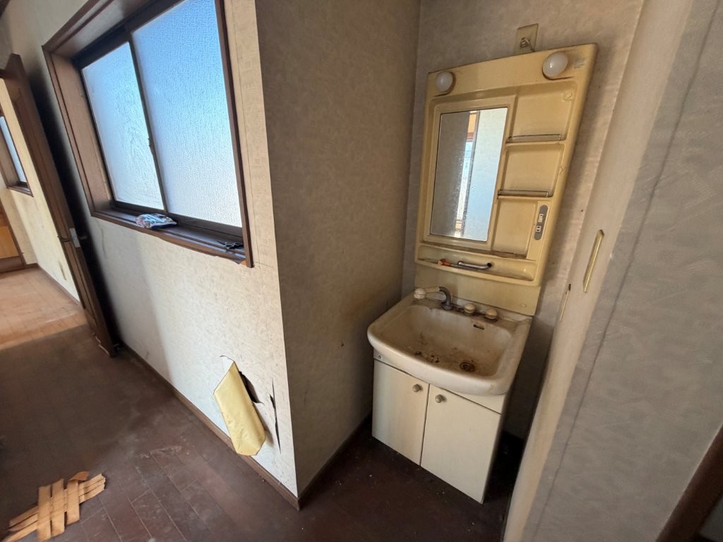 埼玉県幸手市の戸建住宅における洗面台交換前の状態 既存洗面台に経年劣化と水垢が見られる様子