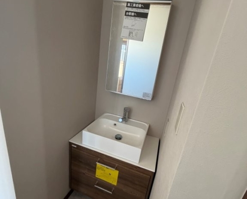 埼玉県幸手市の戸建住宅における洗面台交換後の状態 新しい洗面化粧台が設置され清潔感が向上した様子