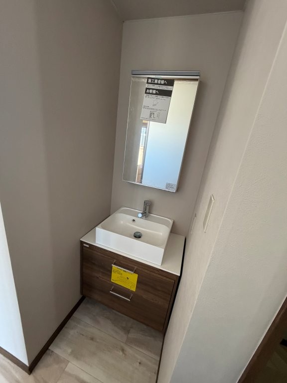 埼玉県幸手市の戸建住宅における洗面台交換後の状態 新しい洗面化粧台が設置され清潔感が向上した様子