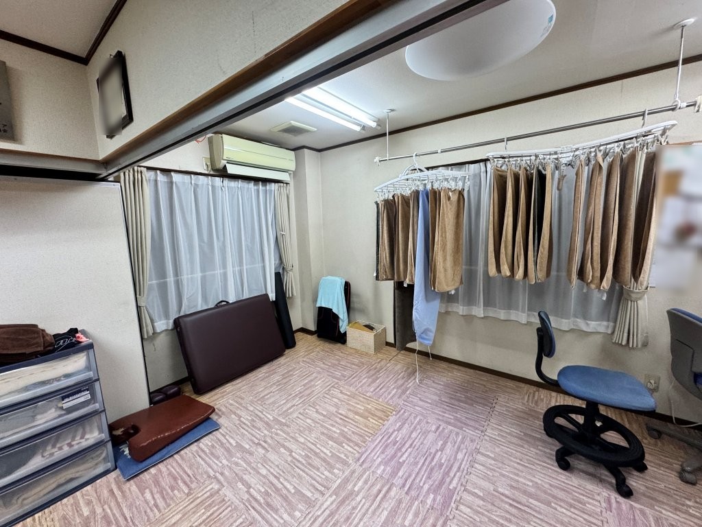 さいたま市北区の店舗事務所におけるトレーニングルーム改修前 古い事務所感が残る施工前状態