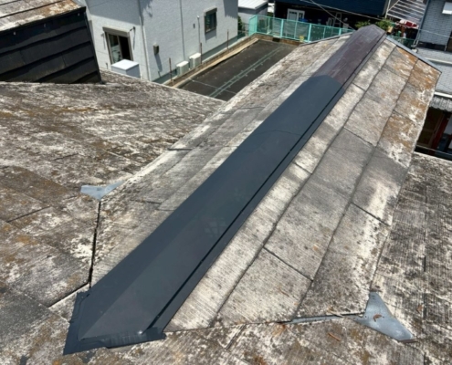 久喜市 棟板金交換後 新しい棟板金を設置し安全性が改善された屋根状態