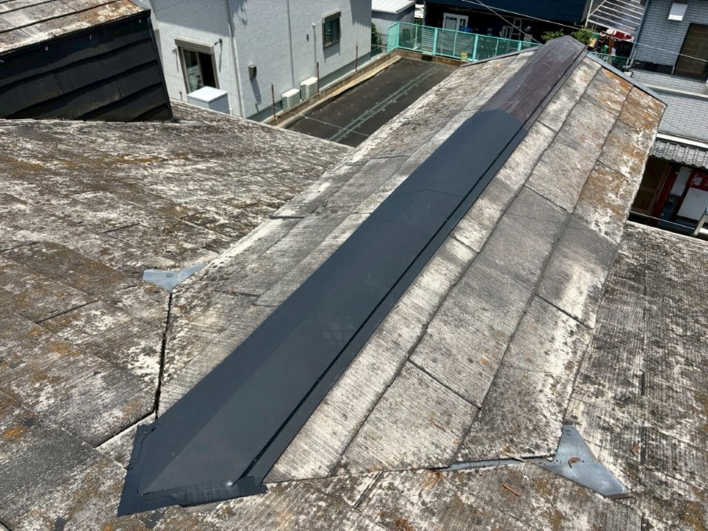 久喜市 棟板金交換後 新しい棟板金を設置し安全性が改善された屋根状態