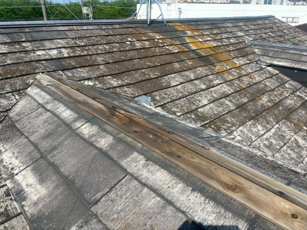 久喜市 賃貸アパート 棟板金交換前 強風で棟板金が飛散し貫板が露出した状態