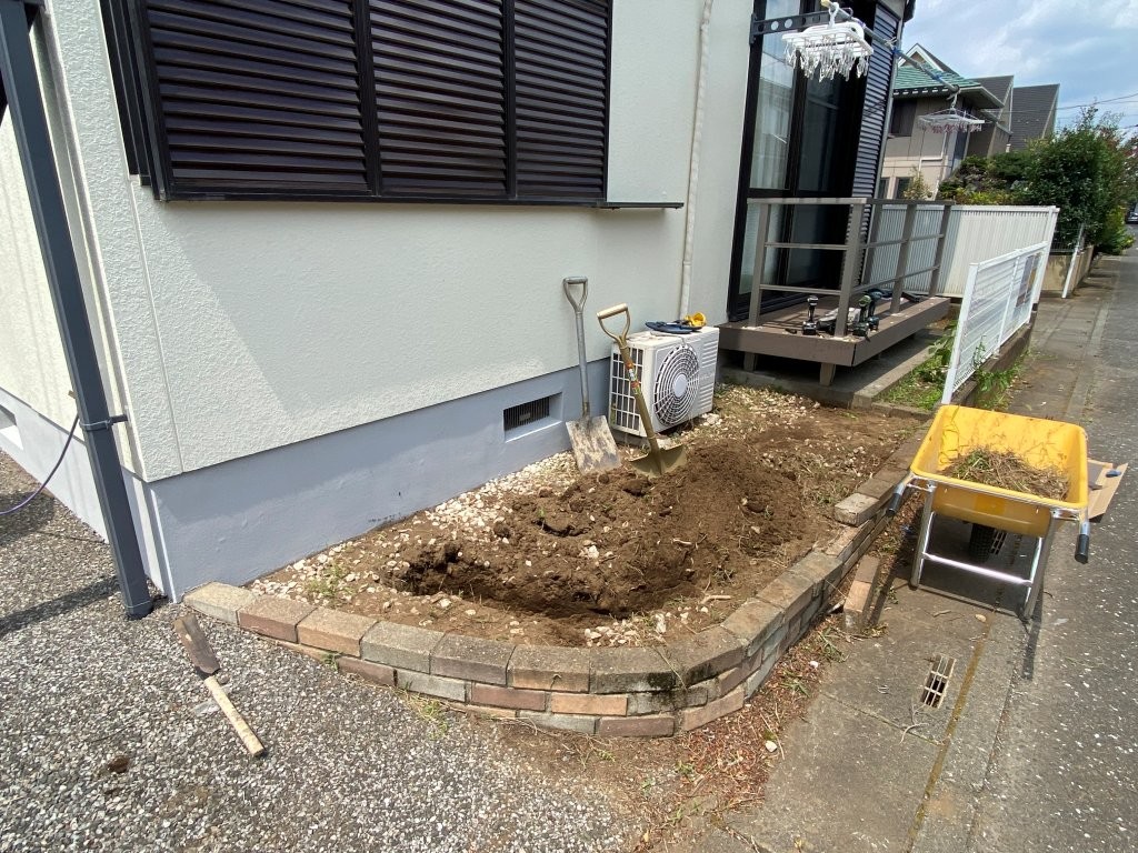 さいたま市 戸建て住宅 外構工事前 道路沿い花壇スペースの土を掘削し整地している状態