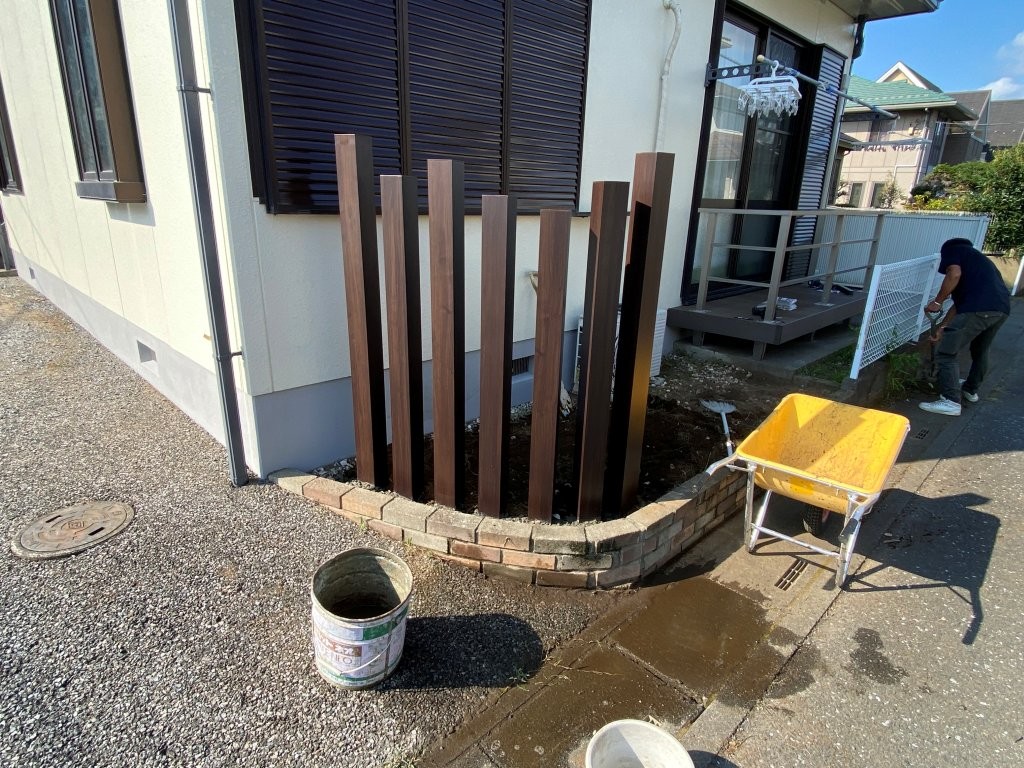 さいたま市 外構リフォーム施工中 目隠し用角柱を設置している道路沿い花壇スペース