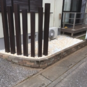 さいたま市 外構工事後 目隠し角柱と白砂利で道路沿い花壇スペースを整えた戸建て住宅