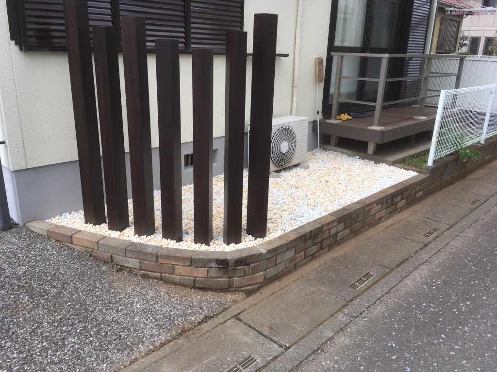 さいたま市 外構工事後 目隠し角柱と白砂利で道路沿い花壇スペースを整えた戸建て住宅