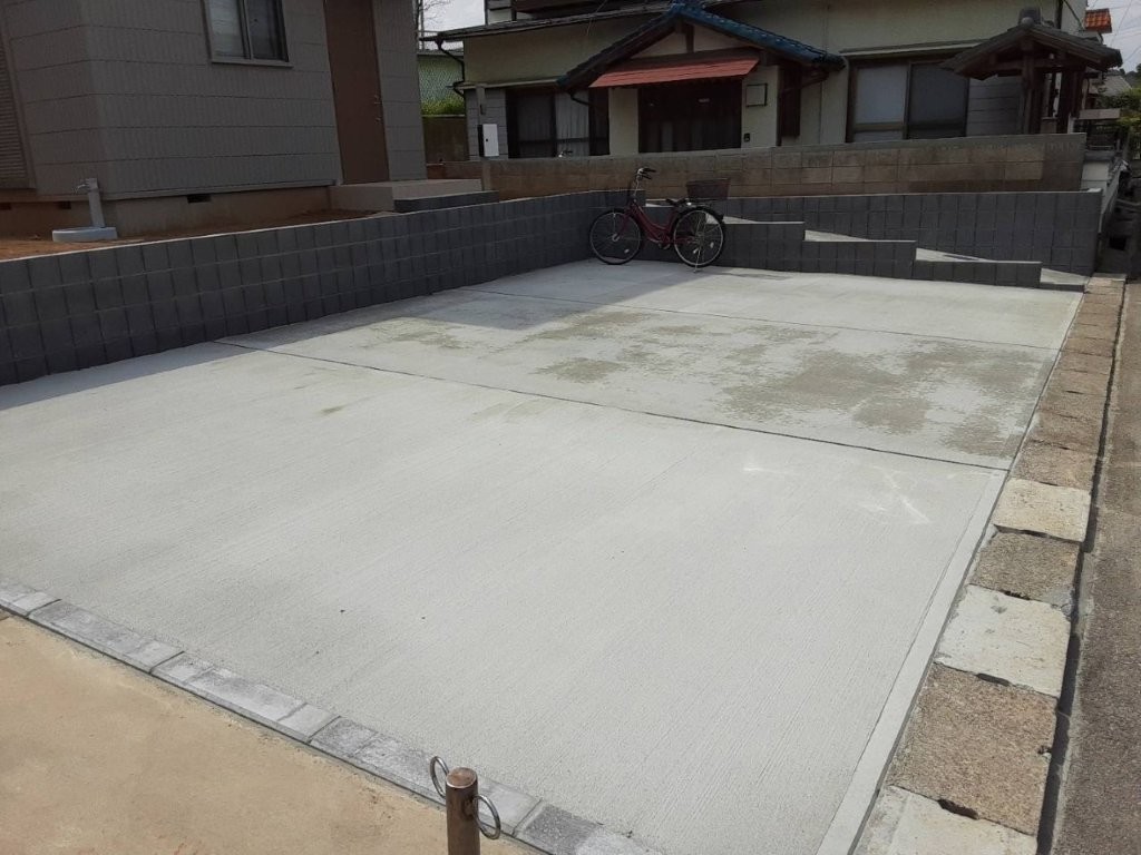 春日部市 駐車場コンクリート工事後 車の出入りがしやすい広い土間スペースへ改善