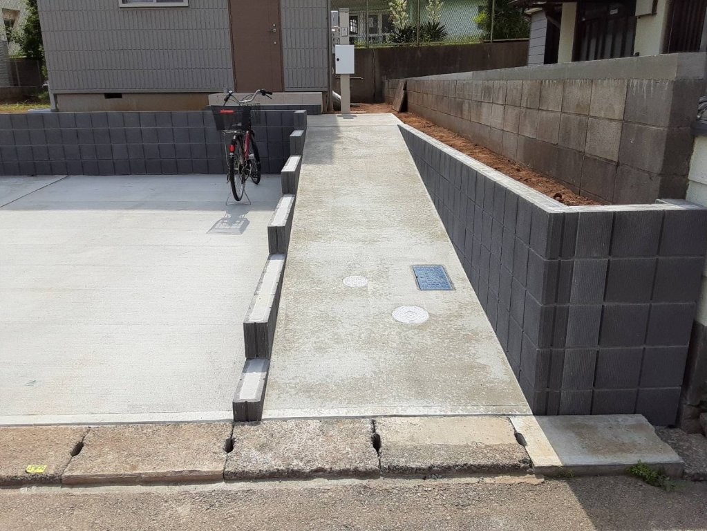 春日部市 玄関アプローチ外構工事後 駐車場から玄関までの動線が整った状態