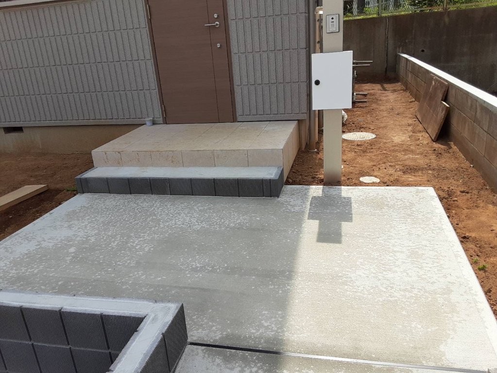 春日部市 戸建て住宅 玄関ポーチまわりの外構工事後 土間コンクリートとブロックで整えた仕上がり