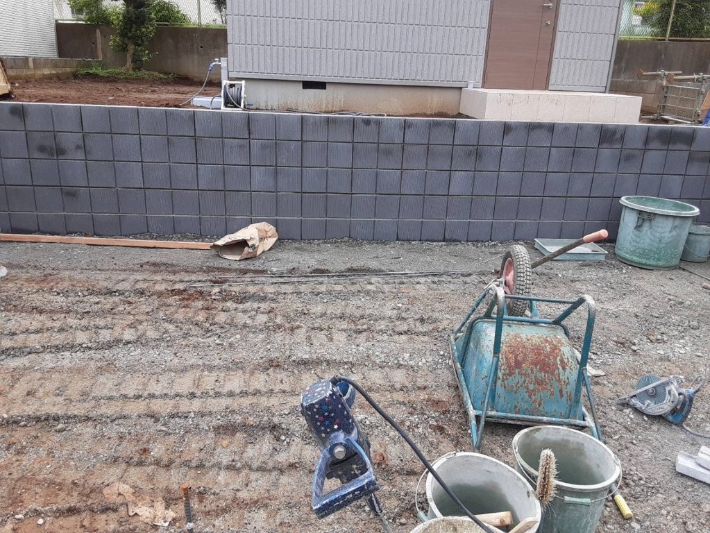 春日部市 ブロック工事施工中 外周ブロックを積み上げ駐車場まわりを整えている状態
