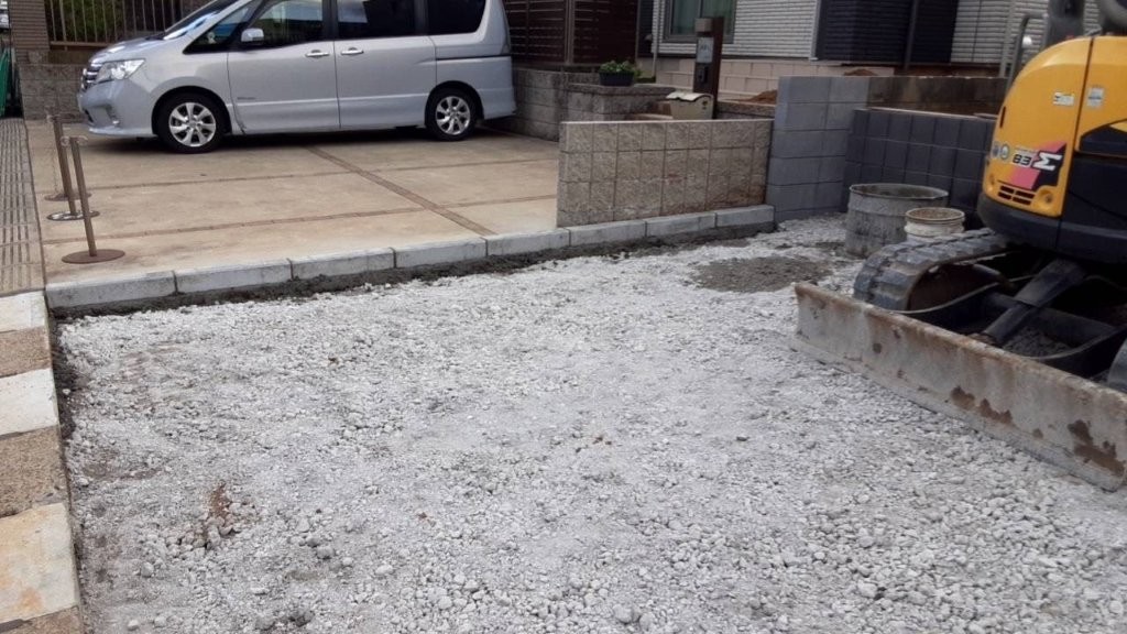春日部市 戸建て住宅 外構工事施工中 駐車場スペースに砕石を敷き下地を整えている状態