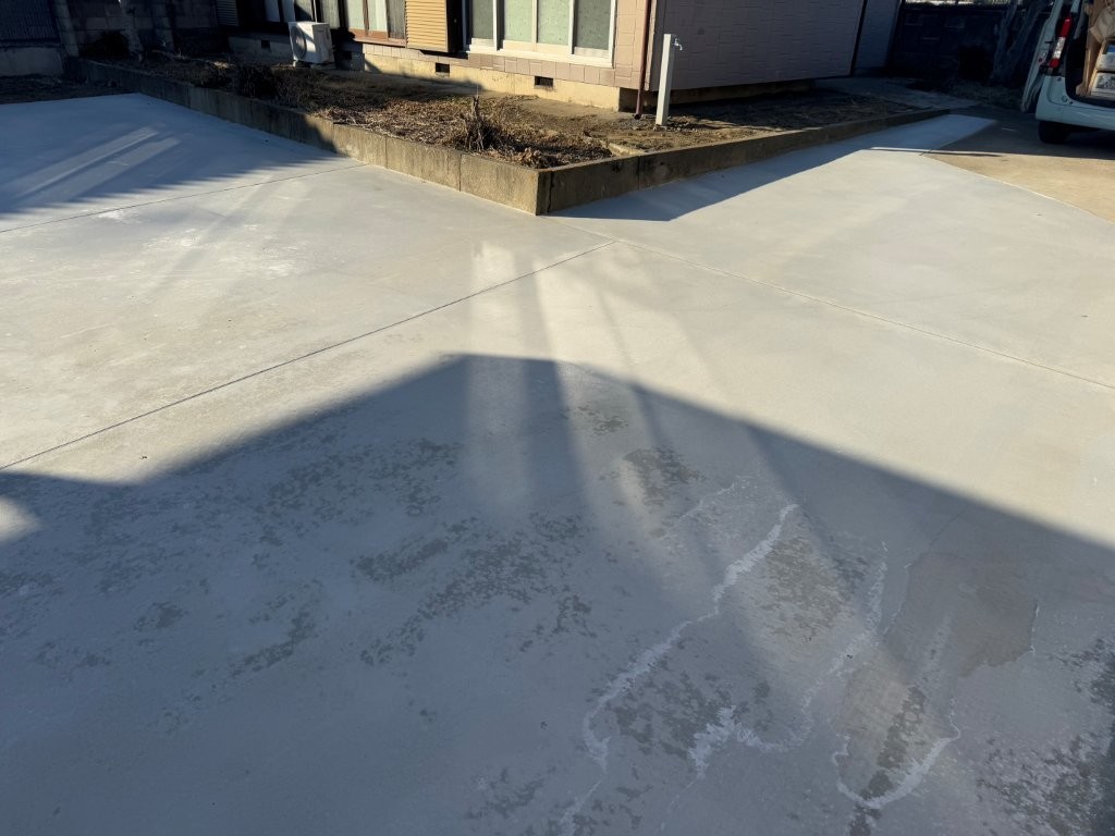 加須市 戸建住宅 外構工事後 建物まわりから見た土間コンクリート駐車場の完成状態