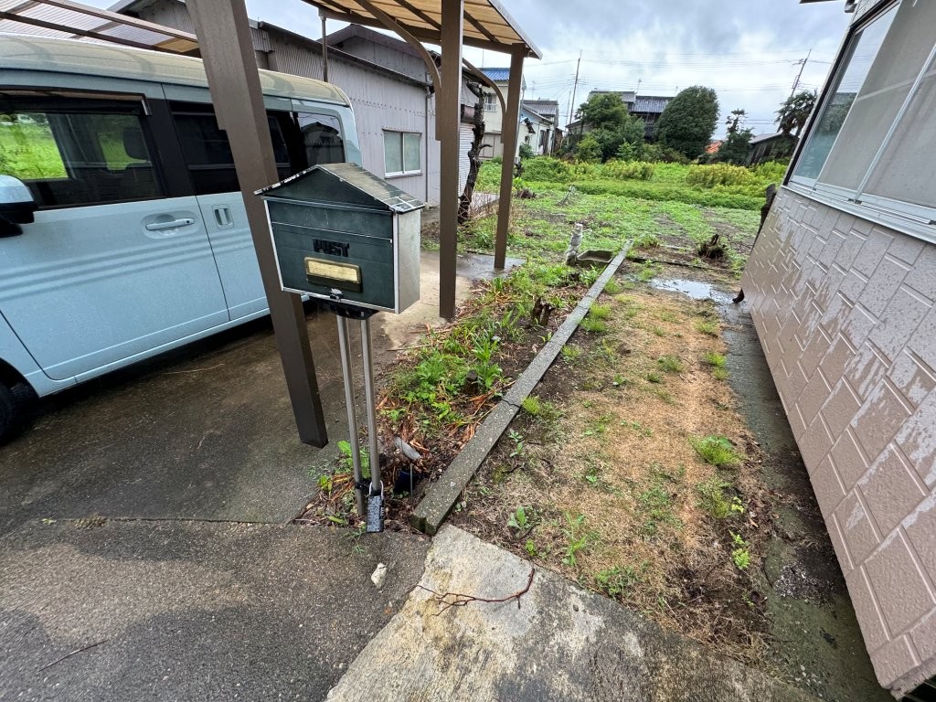 加須市 戸建住宅 カーポート工事前 既存駐車スペース周辺に土と雑草が残る状態