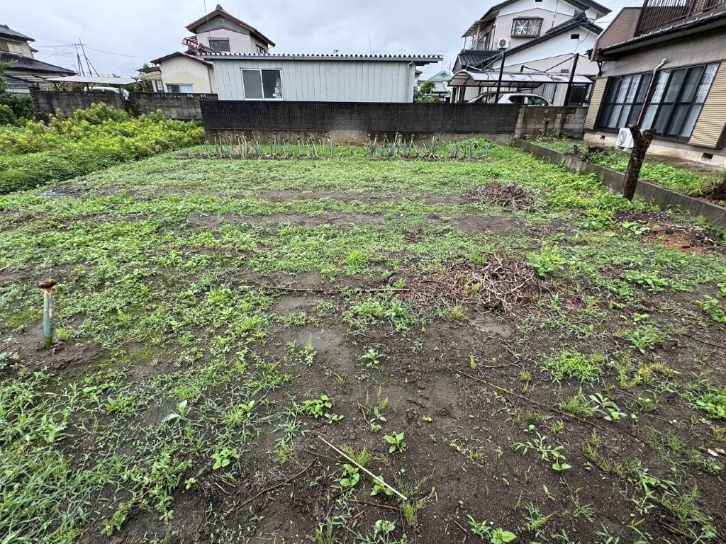 加須市 駐車場外構工事前 雑草と土が残る広い敷地の施工前状態