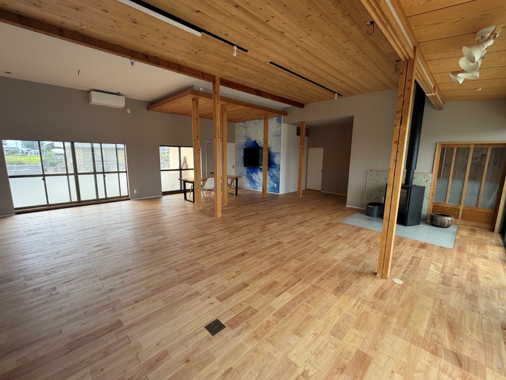 幸手市 薪ストーブのある戸建てリノベーション後 木の風合いを活かした大空間LDK