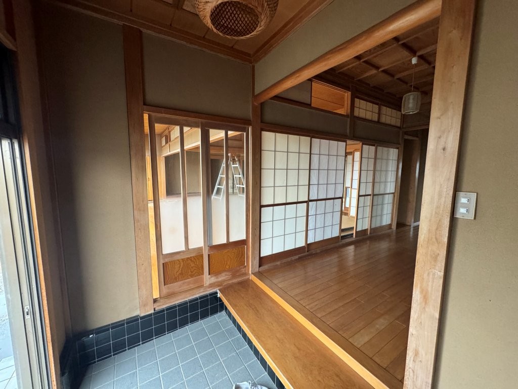 幸手市 戸建て住宅 玄関まわりの既存木部と建具が残る状態