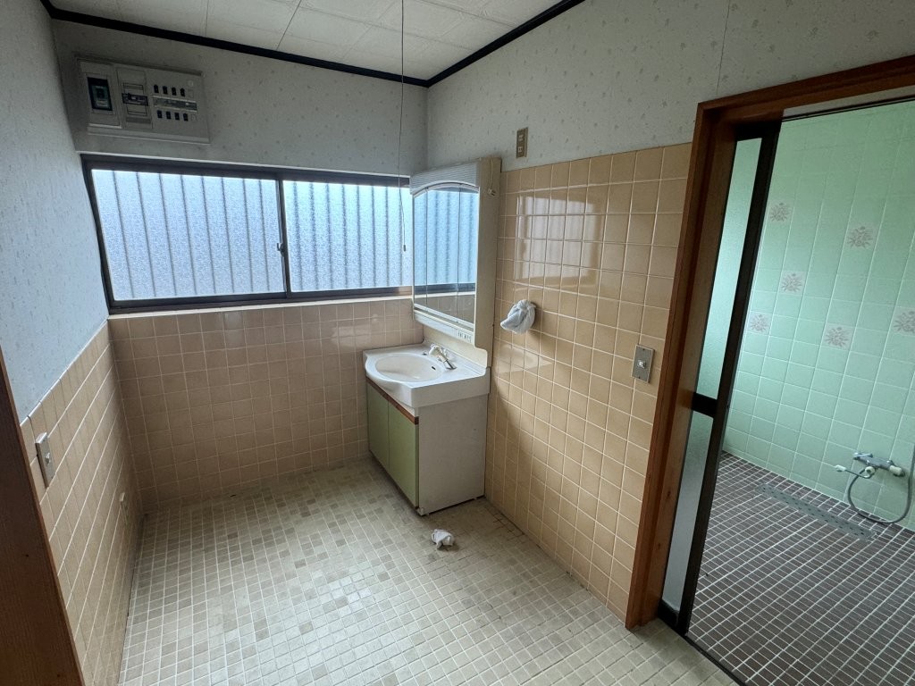 幸手市 戸建て住宅 水回り改修前 既存洗面脱衣室と浴室入口の状態