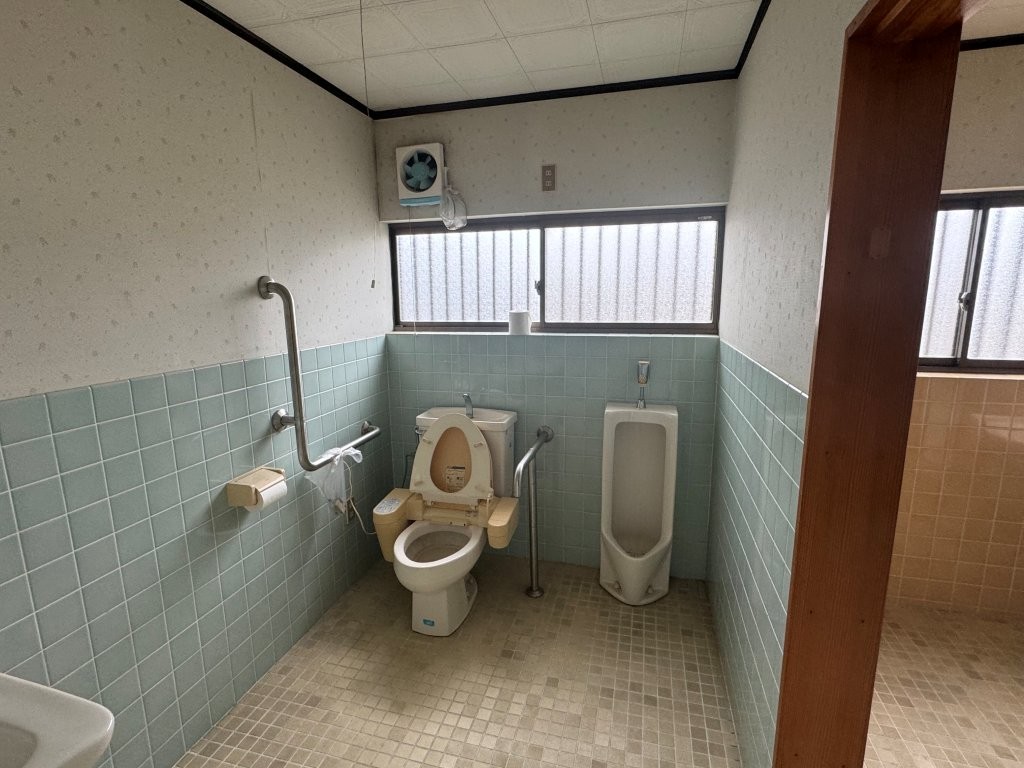 幸手市 戸建て住宅 トイレ改修前 既存便器と小便器がある旧仕様の水回り