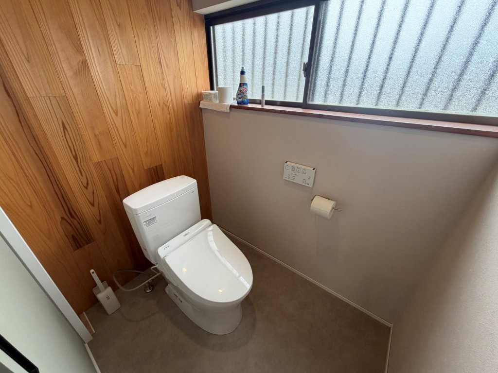 幸手市 トイレ改修後 木目壁と清潔感のある内装に整えた戸建て水回りリフォーム