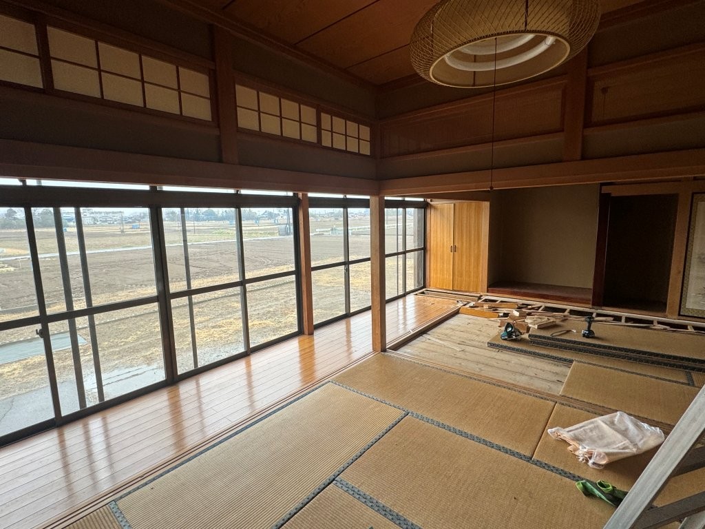 幸手市 間取り変更リフォーム前 畳敷き和室と縁側がつながる広い室内