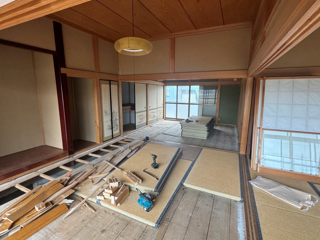 幸手市 間取り変更リフォーム施工中 畳を撤去し床下地を確認している和室改修の様子
