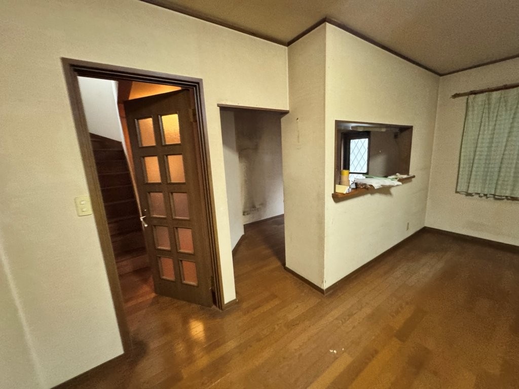 久喜市 戸建てリフォーム前 リビングの床と壁に経年劣化が見られる状態