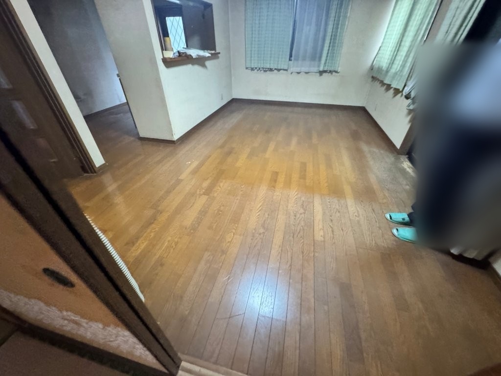 久喜市 床張り替え前 洋室の既存フローリングに古さが見られる状態