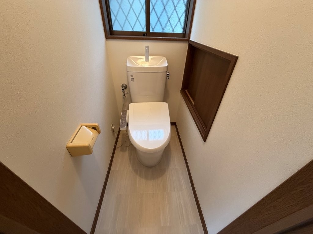 久喜市 トイレ交換前 既存便器と古い内装が残る状態