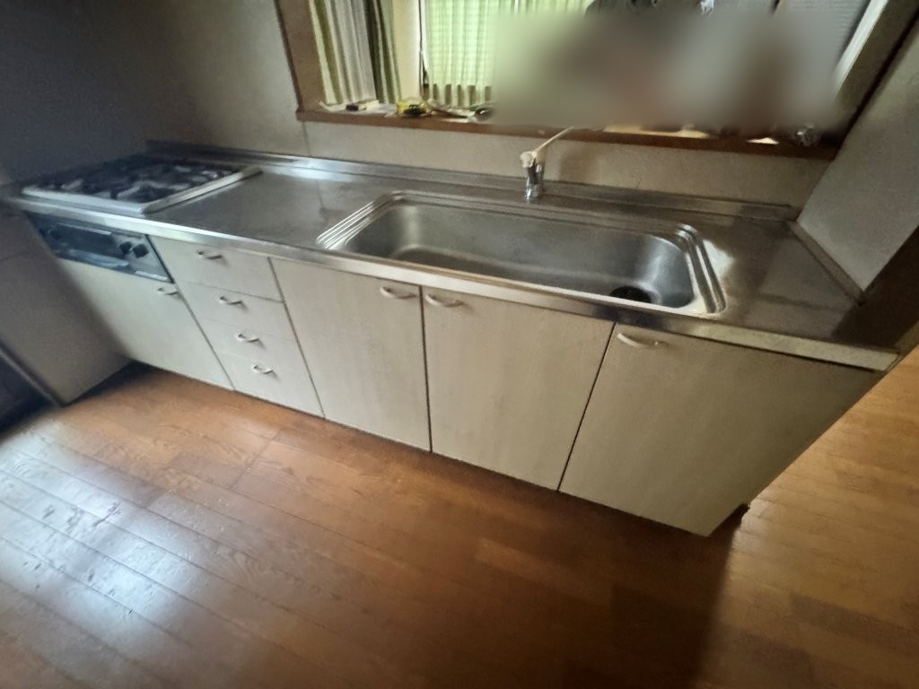 久喜市 戸建てリフォーム前 リビングの床と壁に古さが残る状態