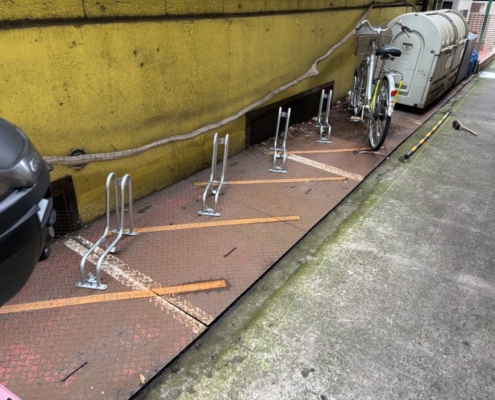 さいたま市 賃貸アパート サイクルラック設置後 共用駐輪スペースに自転車ラックを固定した状態