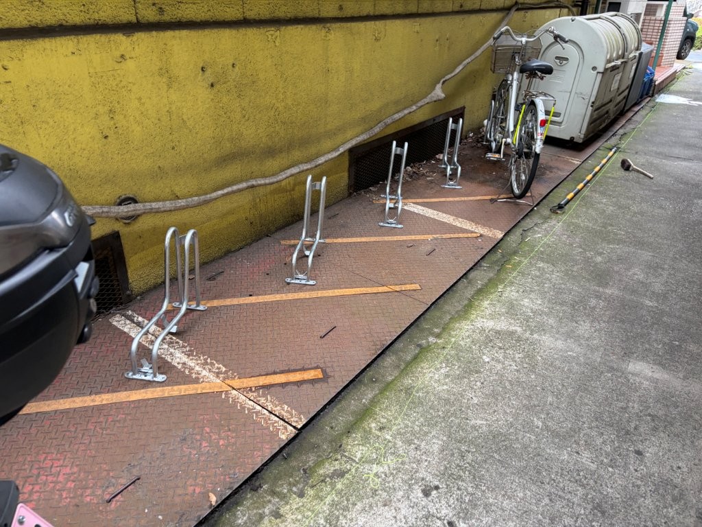 さいたま市 賃貸アパート サイクルラック設置後 共用駐輪スペースに自転車ラックを固定した状態