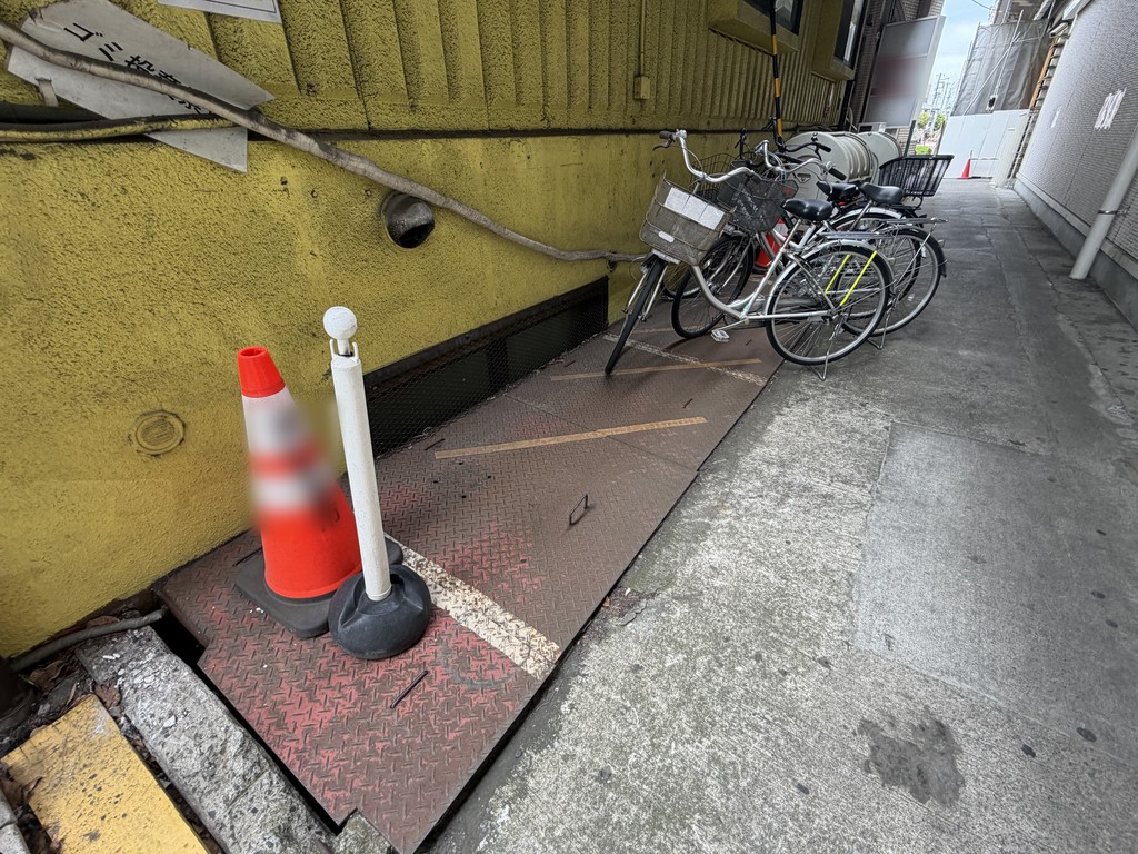 さいたま市 賃貸アパート サイクルラック設置前 自転車が直接置かれていた共用駐輪スペース